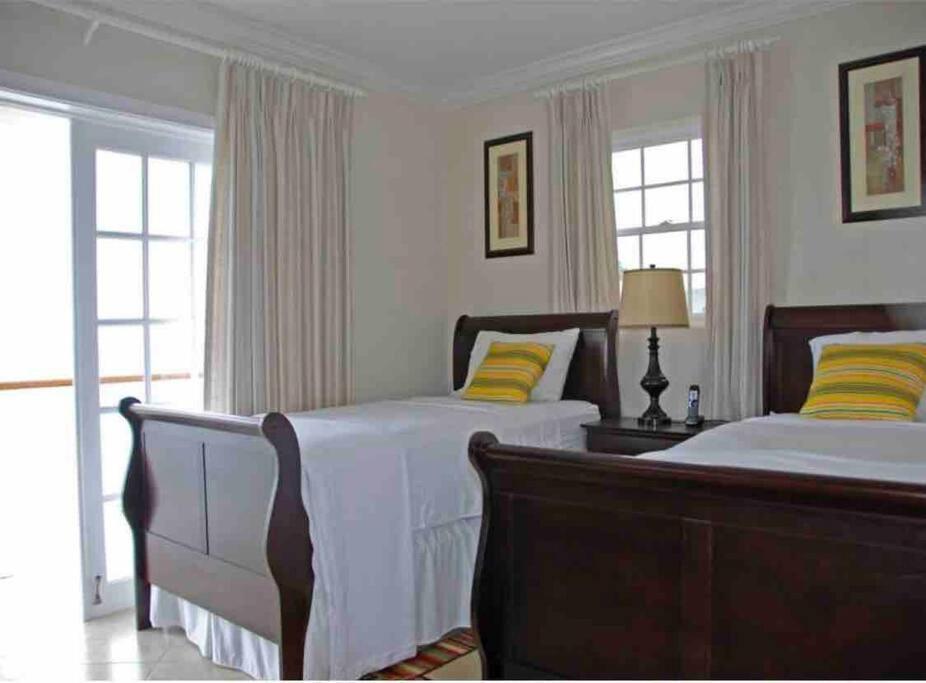 Bianca Bay 3 Bedroom West Coast Beach Front Villa Saint James Eksteriør bilde